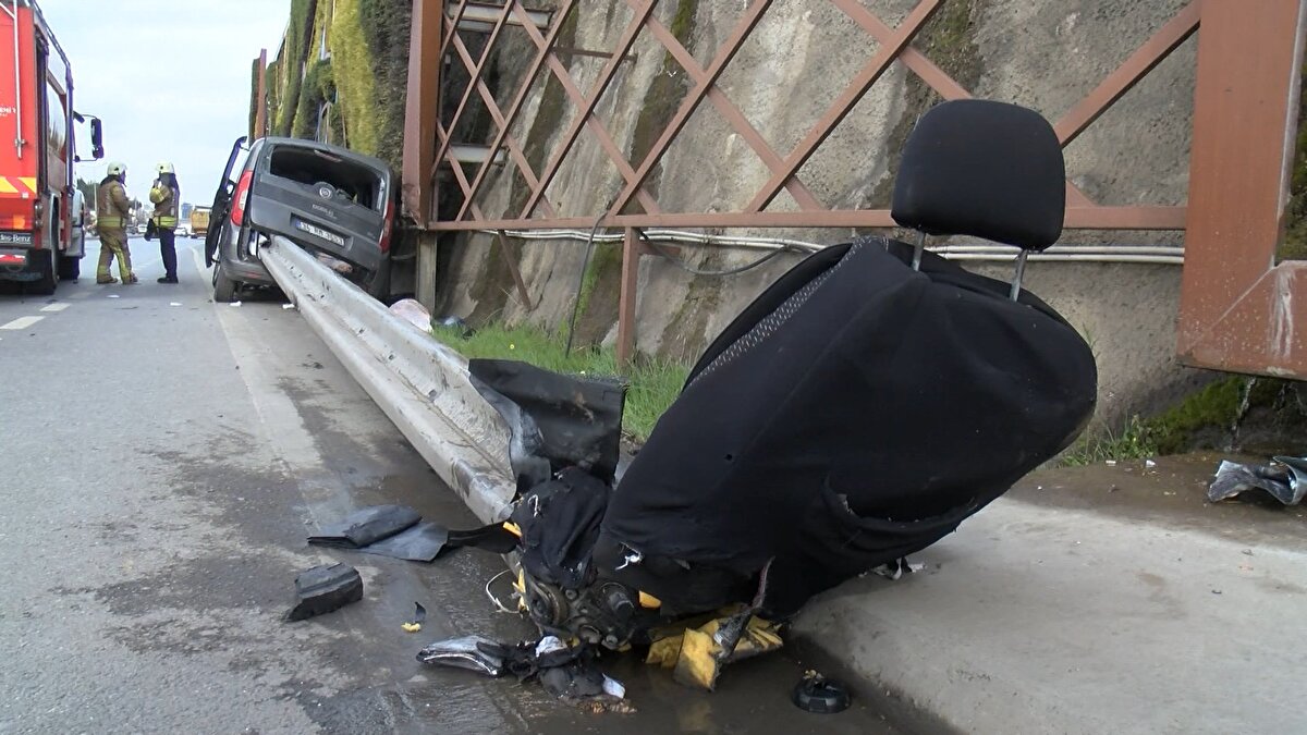 İstanbul Maltepe'de bariyere saplanan aracın sürücüsü ağır yaralandı.<br><br>