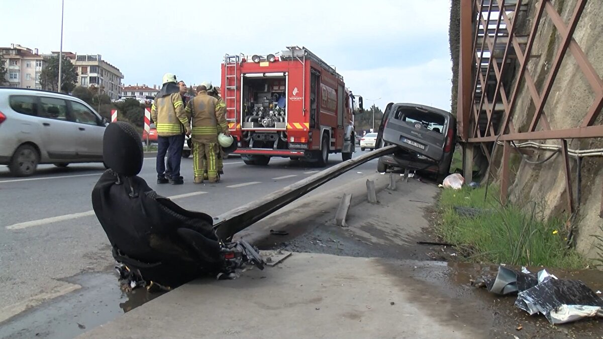 Olay yerine gelen itfaiye ekipleri araç içerisinde sıkışan sürücü Yıldız'ı bulunduğu yerden çıkararak sağlık ekiplerine teslim etti.<br><br>