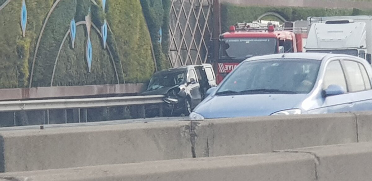 Mehmet Yıldız yönetimindeki hafif ticari araç Kadıköy istikametinde ilerlediği sırada sürücüsünün direksiyon hakimiyetini kaybetmesi sonucu bariyerlere çarptı.<br><br>