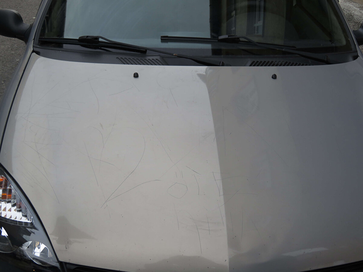 Araç sahibi Caner Akyol, "Ertesi gün işten geldiğimde fark ettim. Kamera görüntüleriyle karakola gidip şikayetçi oldum. İnşallah bulacaklar. Ortalama 15-20 bin lira zarar var. Düşmanım da yok. Kasti yapılan bir şey. Burada 4-5 araç varken gelip, sadece benim otomobilime yapılması. Kolay kazanılmıyor para, kolay da yapılmayacak. Her yere çizikler atıp, küfürler yazılmış, mağdur durumdayım. Gördüğümde çok üzüldüm, biz evlat gibi bakıyoruz. Canımız sıkıldığında arabayı temizleyen bir insanım. Üstüne çok düşüyoruz ama, hani böyle görünce çocuğum gibi bakıyordum yani" diye konuştu.<br><br>