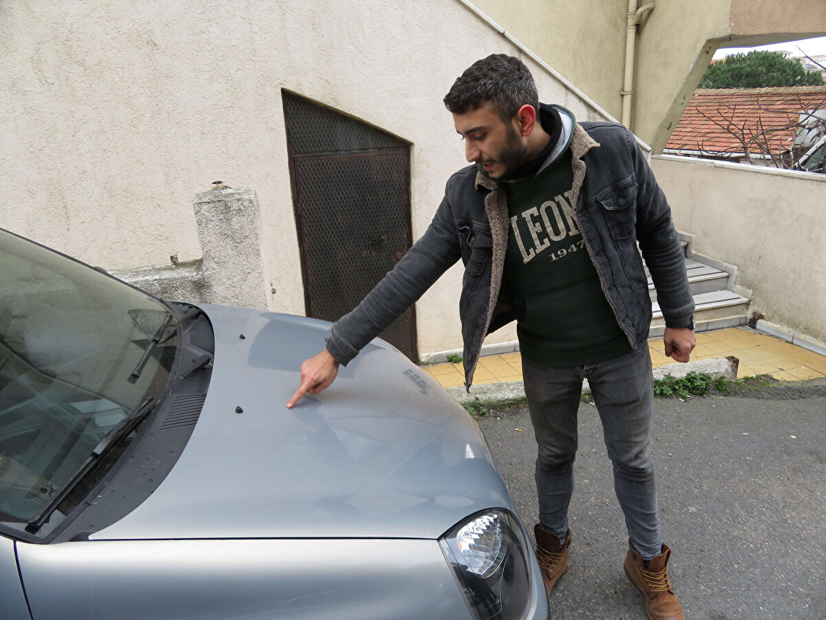 Otomobilin çizilerek zarar verildiği anlar, bir iş yerinin güvenlik kamerası tarafından görüntülendi. Görüntülerde sokağa gelen iki şüpheliden biri gözcülük yaparken, diğerinin kesici aletle otomobili çizdiği görülüyor. Polis ekipleri şüphelileri yakalamak için çalışma başlattı.<br><br>