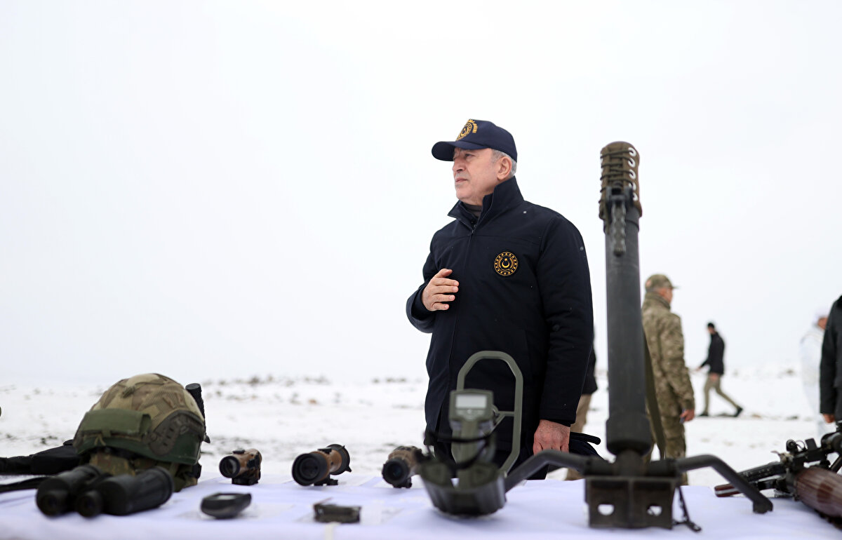 Son bölümde ise birleşik kuvvetlerden oluşan keskin nişancı timi, karşıt kuvvetin makinalı tüfek ve tanksavar silahlarının mevzilerini ateş altına aldı. Türk askerleri yerli keskin nişancı tüfeği KN-12 ile hedeflerini 12'den vurdu. "Kış Tatbikatı-2023"te Kargu kamikaze mini İHA sistemi, mini İKA sistemi akrop ve komodo, proton elit dedektör tünel tespit cihazı, kaideye monteli cirit, Togan ve Serçe 2 mini İHA, Serçe 3 mini İHA, 81mm ve 120 mm havan elektronik tevcih sistemi, KN12 keskin nişancı tüfeği, eksi 25 derece soğuğa dayanıklı yerli ve milli yeni tip kış kıyafetleri kılıfı ve hücum yeleği, yeni nesil hava savunuma sistemleri olan HERİKKS-6, genişleyebilir seyyar sahra mutfak ünitesi ve mobil gıda laboratuvar aracı ilk defa kullanıldı.<br><br>