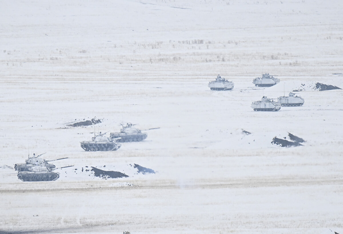 Milli Savunma Bakanı Hulusi Akar, Azerbaycan Savunma Bakanı Orgeneral Zakir Hasanov ve Gürcistan Savunma Bakanı Juansher Burchuladze, Genelkurmay Başkanı Orgeneral Yaşar Güler, Kara Kuvvetleri Komutanı Orgeneral Musa Avsever, Deniz Kuvvetleri Komutanı Oramiral Ercüment Tatlıoğlu ve Hava Kuvvetleri Komutanı Orgeneral Atilla Gülan de izlediği tatbikatın seçkin gözlemci günü faaliyetleri, taarruz harekatıyla başladı. Silahlı İnsansız Hava Araçları (SİHA) tarafından belirlenen hedefler, toplarla vurulurken bir hedefi de Bayraktar TB2 imha etti.<br><br>