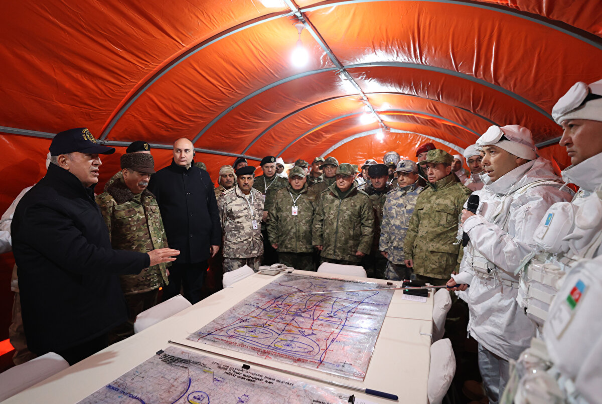 Temsili tank hedeflerin savaş uçaklarınca vurulması sonrasında tatbikat alanı semalarında ATAK helikopterleri belirdi. ATAK'lar tank takımı gerisinden manevra yaparak hedeflerini yerli yapım Cirit ve UMTAS füzeleriyle bertaraf etti. Mayınlı araziden ilerlerken hasar alan bir tank için de yaralı kurtarma harekatının icra edildiği tatbikatta, obüs ve tanklar da tesir atışları yaptı. Ayrıca mayına karşı kısmı korumalı kurtarıcı araçla daha önce mayına basan GZPT'nin tahliyesi sağlandı.<br><br>