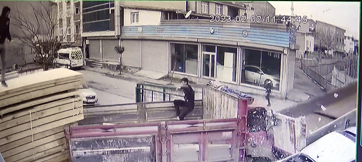 Yeşilkent Mahallesi Atatürk Caddesi'nde bugün öğle saatlerinde damperli kamyon rampadan hızla inerek, park halindeki 34 KB 4894 plakalı otomobil ve kereste yüklenen 19 ED 265 plakalı bir kamyonete çarptı. 