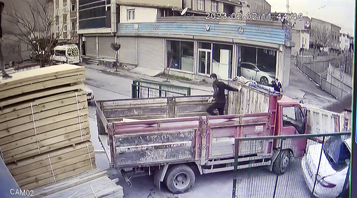 Kamyonet üzerindeki iki kişi araçtan atladı. Bu sırada yolda yürüyen bir kadın damperli kamyonun altında kalmaktan son anda kurtuldu. 