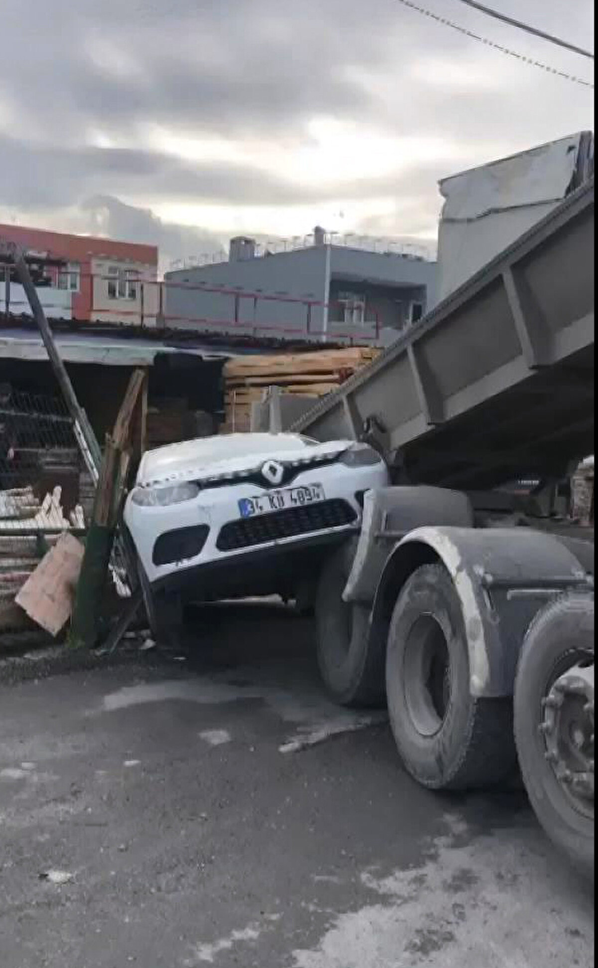 Kamyonet üzerinde bulunan Muhammed Fetani, "Kamyonete mal yüklüyorduk. Park halindeki bir kamyonun, frenleri boşaldı ve doğrudan üzerimize geldi. İki kişi zor kurtulduk" dedi.  Kazayı gören Harun Özdemir ise, "Damperli kamyon geri gelerek, önce otomobile, sonra kamyonete çarptı. Seslenmeseler kadına da çarpıyordu" diye konuştu