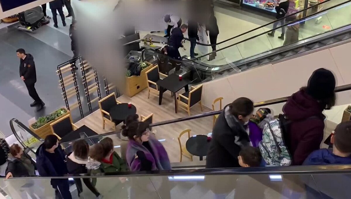 İddiaya göre, alışveriş merkezinin metro katında bulunan yürüyen merdiveni kullandıkları sırada, 7 yaşındaki çocukları A.M.L'nin sağ ayağı mekanizmaya sıkıştı. Sağ ayağının 3 parmağı kopan A.M.L'nin ayağı sıkışan yerden çıkarıldı.