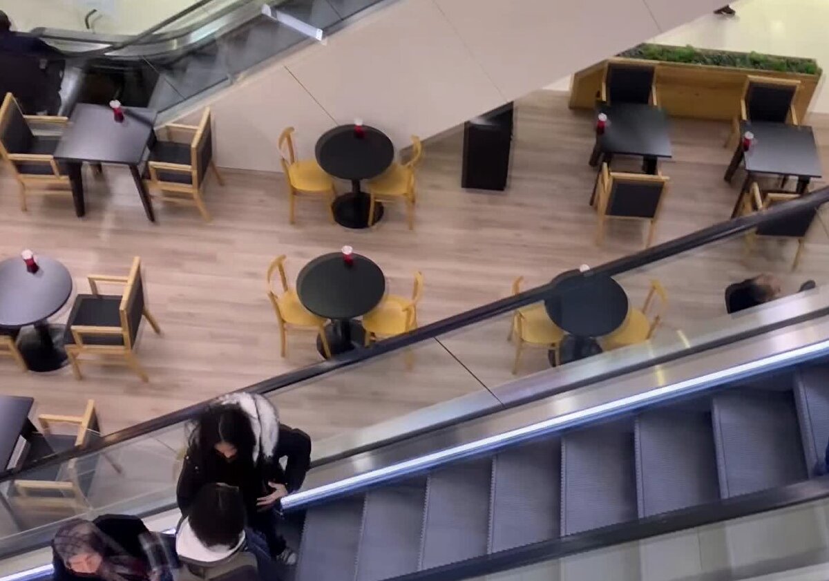 Çocuk, hemen Baltalimanı Kemik Hastanesi'ne hastaneye götürüldü. Kopan sağ ayağındaki üç parmağa ise merdivenin sökülmesiyle ulaşıldı. En yakın hastaneye götürülen parmaklar, tekrar yerine dikilemeyince aile özel bir hastaneye sevk edildi. Hastaneye götürülen çocuk ameliyata alındı.