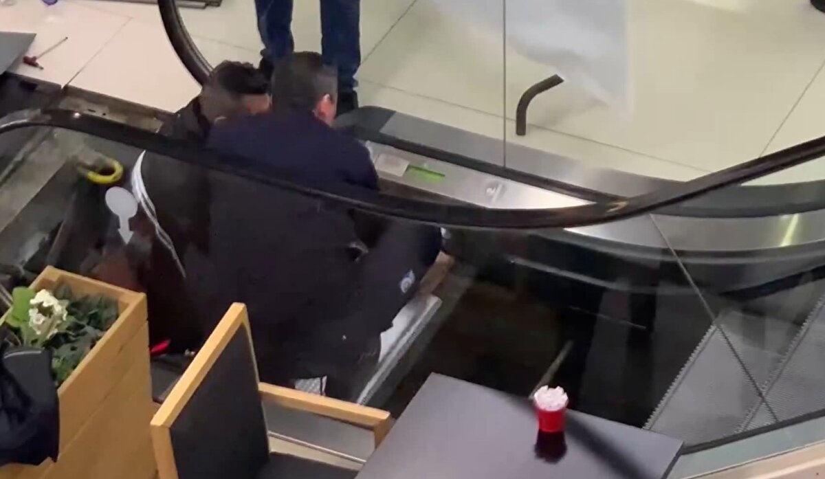 Olay dün saat 13.00 sıralarında Şişli'deki alışveriş merkezinde meydana geldi. Filipinler uyruklu aile, 7 yaşındaki çocukları A.M.L ile birlikte Şişli'de bulunan bir alışveriş merkezine gitti.