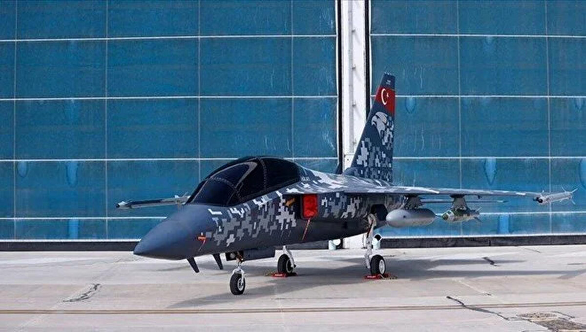 Tek motorlu ve tandem kokpitli Hürjet, üstün performans özellikleri ile modern savaş uçağı eğitiminde kritik bir rol oynamak üzere tasarlandı. Hürjet, harbe hazırlık geçiş eğitimi, hava devriyesi (silahlı ve silahsız) ve akrobatik gösteri uçağı gibi roller icra edebilecek.<br><br>Yaklaşık 14 metre uzunlukta, 5 metre yükseklikte ve 9,5 metre kanat açıklığında olacak Hürjet, 1,4 mach hıza ulaşabilecek, azami 45 bin feet seviyesinde uçuş gerçekleştirebilecek.<br><br>Uçakta üçer adet kanat altında ve bir adet gövde altında olmak üzere 7 istasyon bulunabilecek, bunlara farklı faydalı yükler takılabilecek. Hürjet, 3 tona yakın faydalı yük taşıyabilecek.