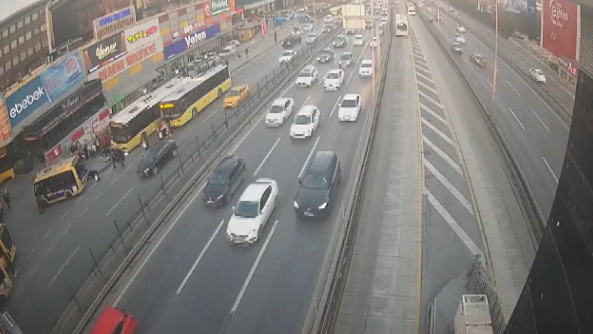 Otobüs, durağın ilerisinde bekleyen minibüse çarparak durabildi. Kazada Hikmet Kaya (51) Messaouda Mariche(25), Ahmad Rzayev (52), Yeter Baygın (53), Fatma Oruç ve Fehim Aydın yaralandı. Yaralılardan Hikmet Kaya hayatını kaybetti.<br><br>