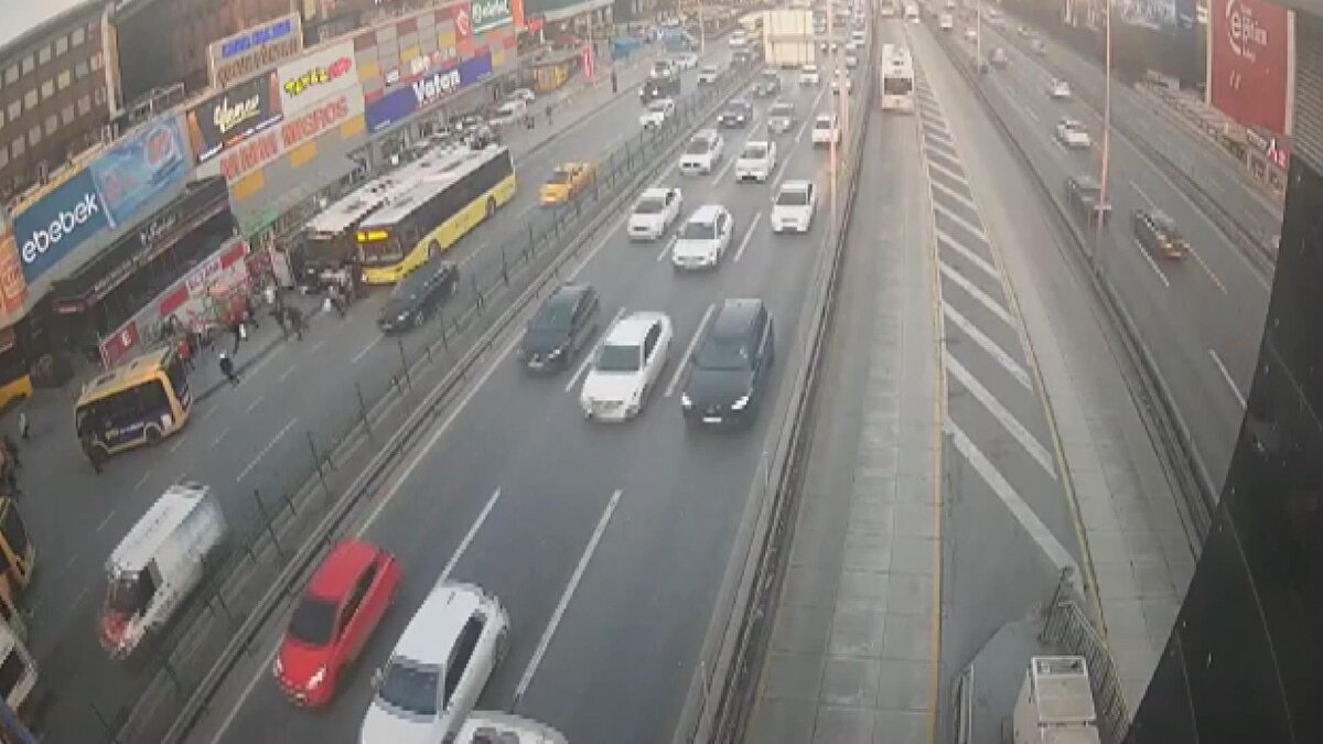 Kaza, dün akşam saat 18.20'de Bahçelievler E-5 Karayolu yan yoldaki İETT otobüs durağında meydana geldi.<br><br>