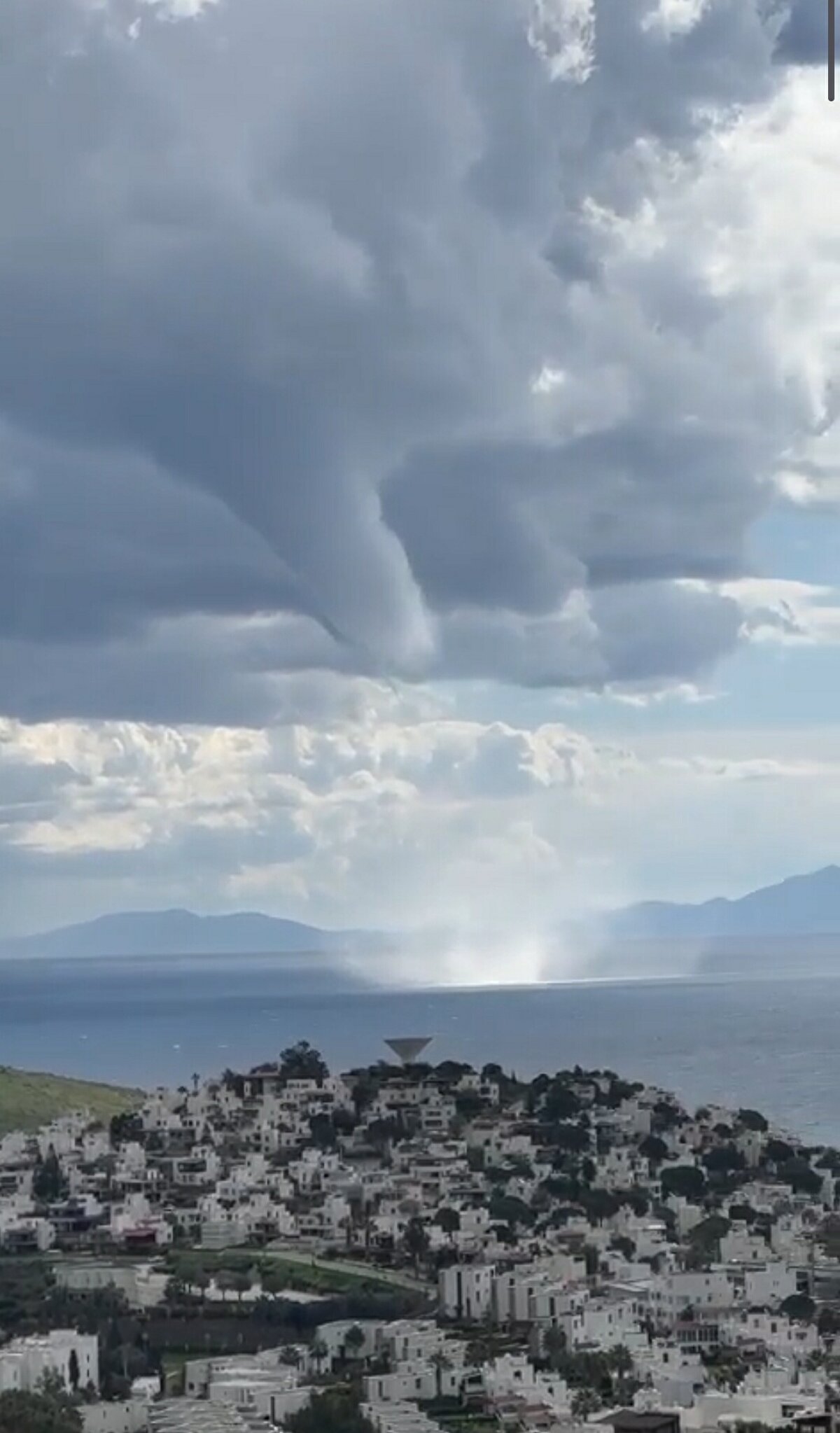 Araç sürücüleri ve yayalar zaman zaman zor anlar yaşadı. Yağmurun kent genelinde aralıklarla kuvvetli bir şekilde sürmesi bekleniyor.