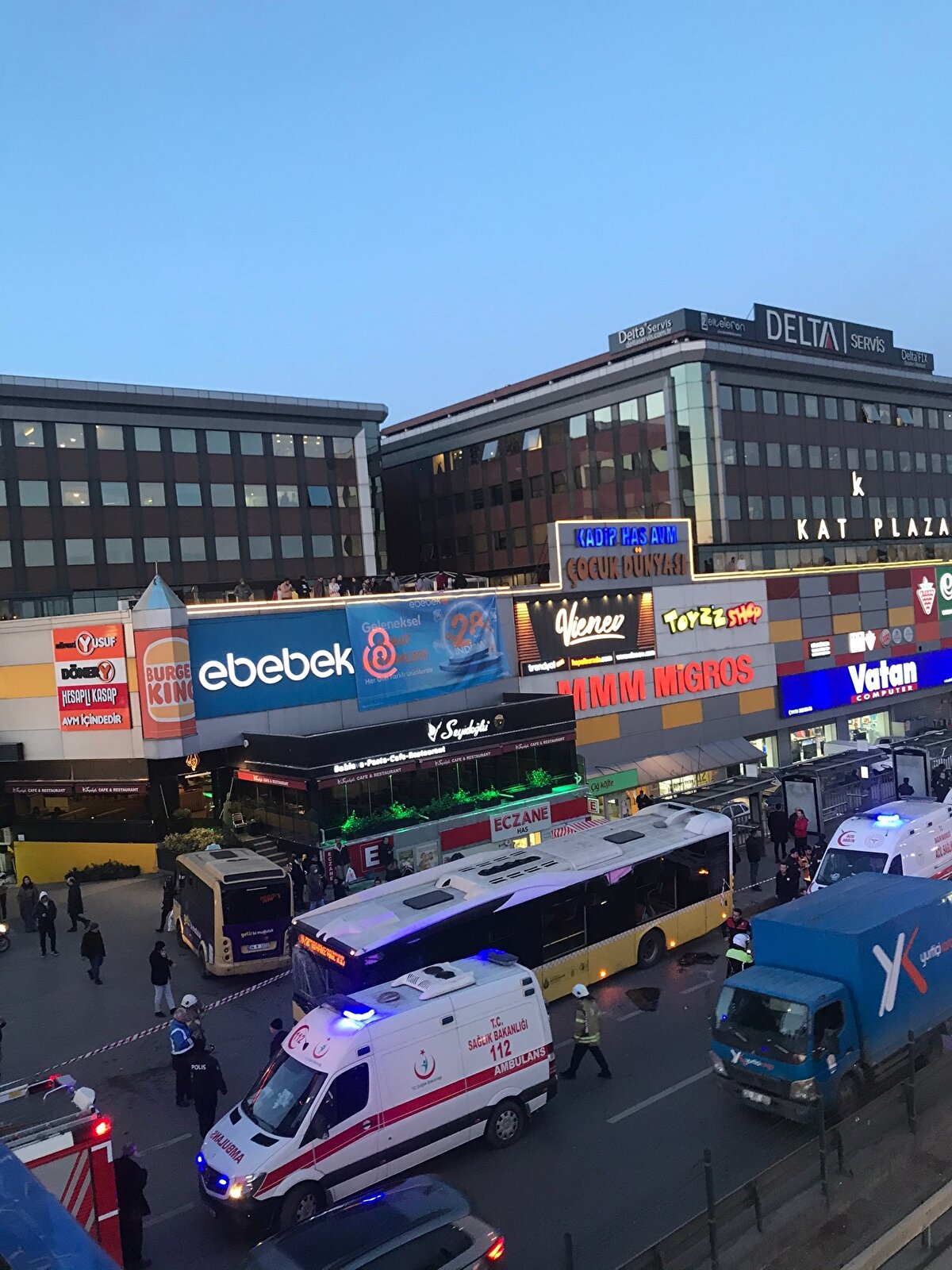 Bahadır, yolcuların, durağa doğru yaklaşan İETT otobüsünün şoförünün uyuyakaldığı yönünde beyanda bulunduklarını kaydetti.<br>