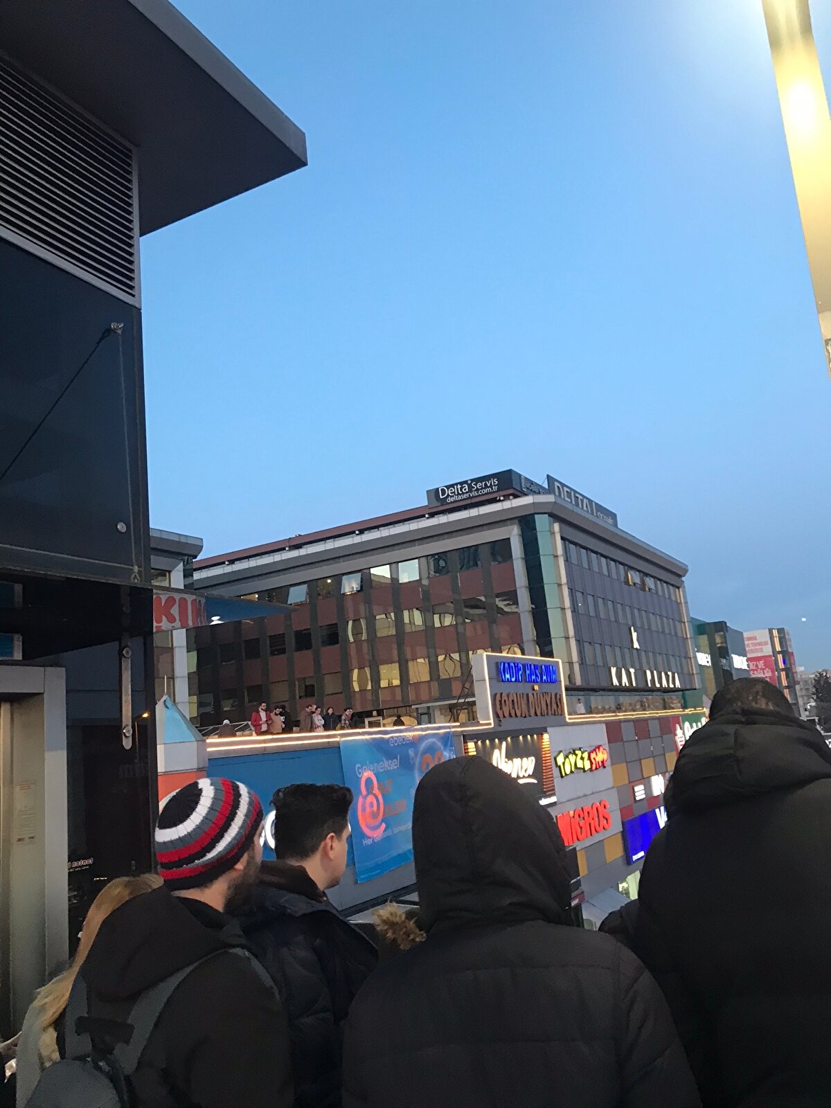 Kaza sonrasında metrobüs köprüsü ve etraftaki iş merkezlerinin çatılarında izleyenler bir hayli kalabalık oluşturdu.