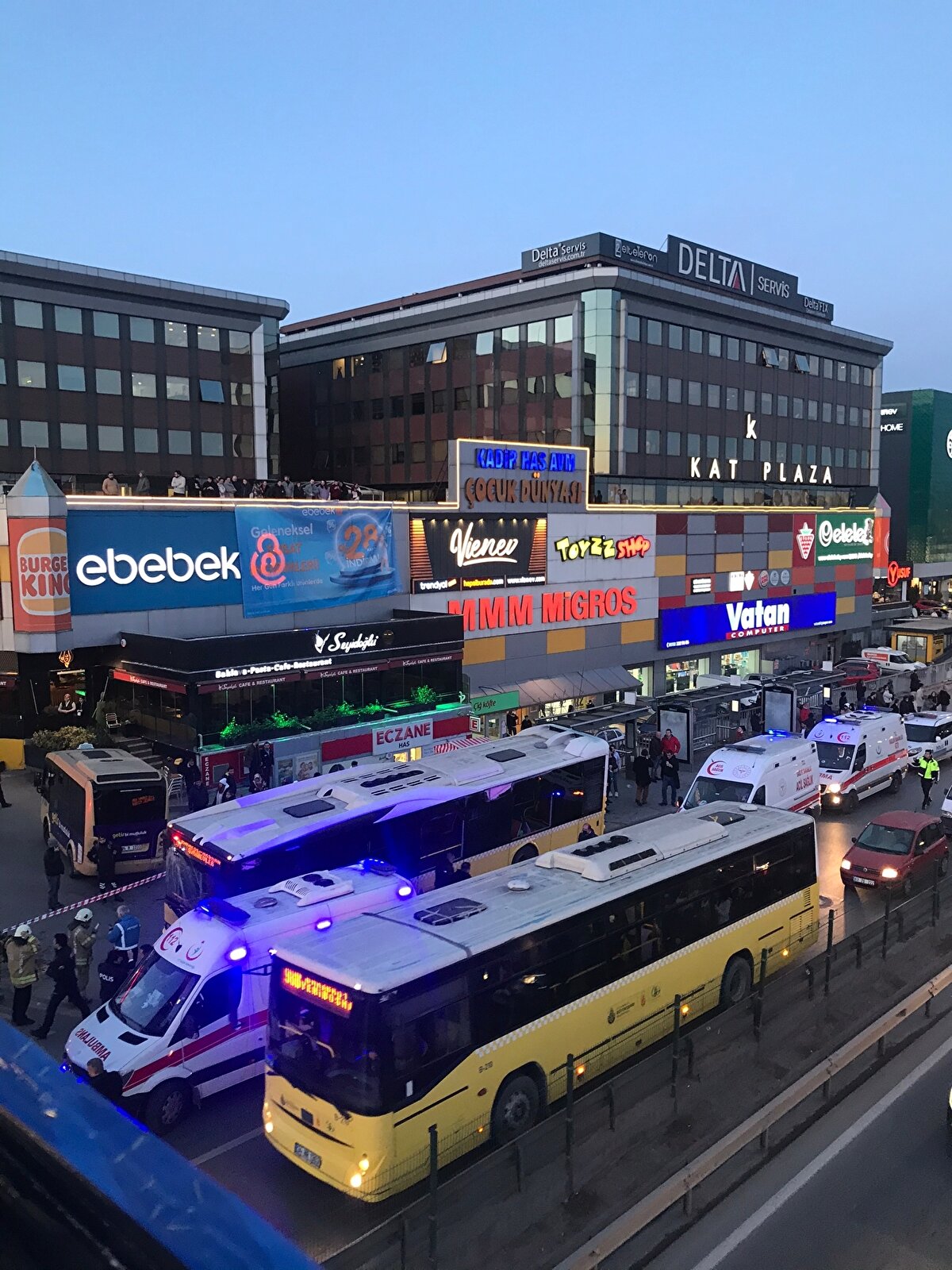 "ŞOFÖR UYUYAKALDI" İDDİASI<br><br>Bu arada, kaza yerine gelen Bahçelievler Belediye Başkanı Hakan Bahadır, gazetecilere yaptığı açıklamada, ilk bilgilere göre kazada 1 kişinin öldüğünü söyledi.