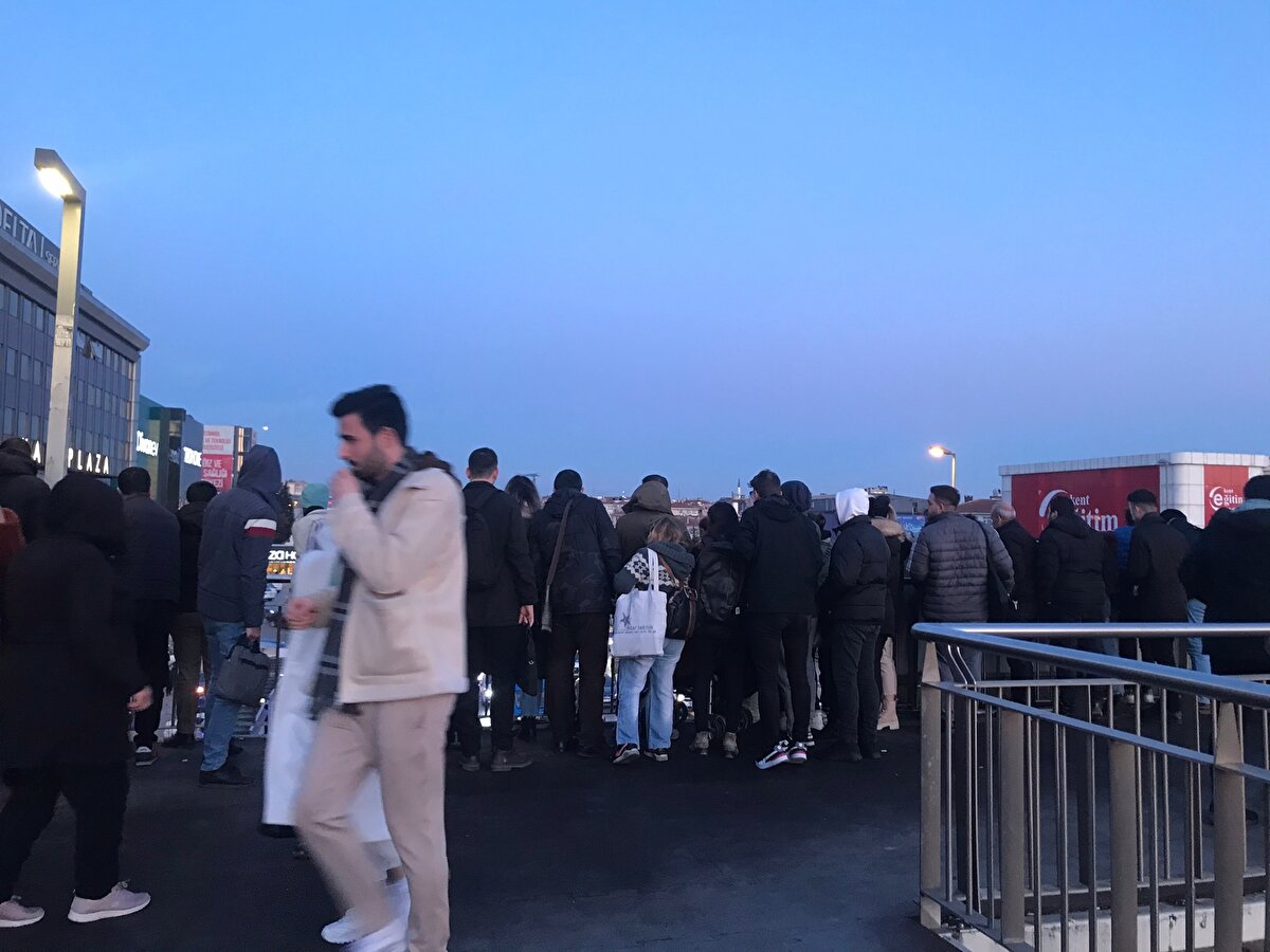 Metrobüs köprüsünden geçerken kazayı görenler dakikalar boyunca kaza sonrası ekiplerin çalışmalarını izledi.