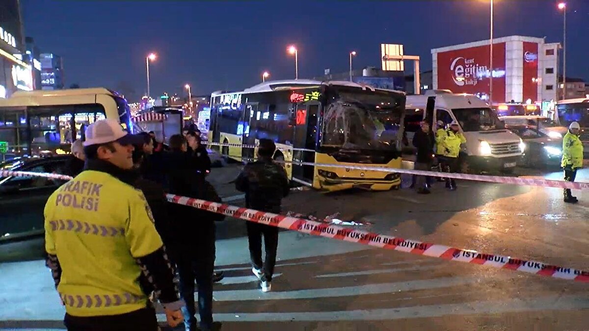 İETT'DEN AÇIKLAMA<br><br>İstanbul Elektrik Tramvay ve Tünel İşletmeleri Genel Müdürlüğü (İETT) resmi hesabından yapılan açıklamada, Bahçelievler'de bir özel halk otobüsünün kontrolden çıkarak durak alanına girdiği belirtildi.<br><br><br>Açıklamada, "İlk belirlemelere göre ne yazık ki 1 vatandaşımız vefat etmiş, 4 vatandaşımız yaralanmıştır. Olayla ilgili teknik ve idari incelemeler sürmekte olup, Genel Müdürümüz de alana intikal etmektedir." denildi.<br><br>Otobüs içi kamera görüntülerinin temini ve olay mahallinde yapılacak detaylı tespitler üzerinden kamuoyuna ayrıca bilgi verileceği aktarılan açıklamada, yaşanan kazadan derin üzüntü duyulduğu kaydedildi.