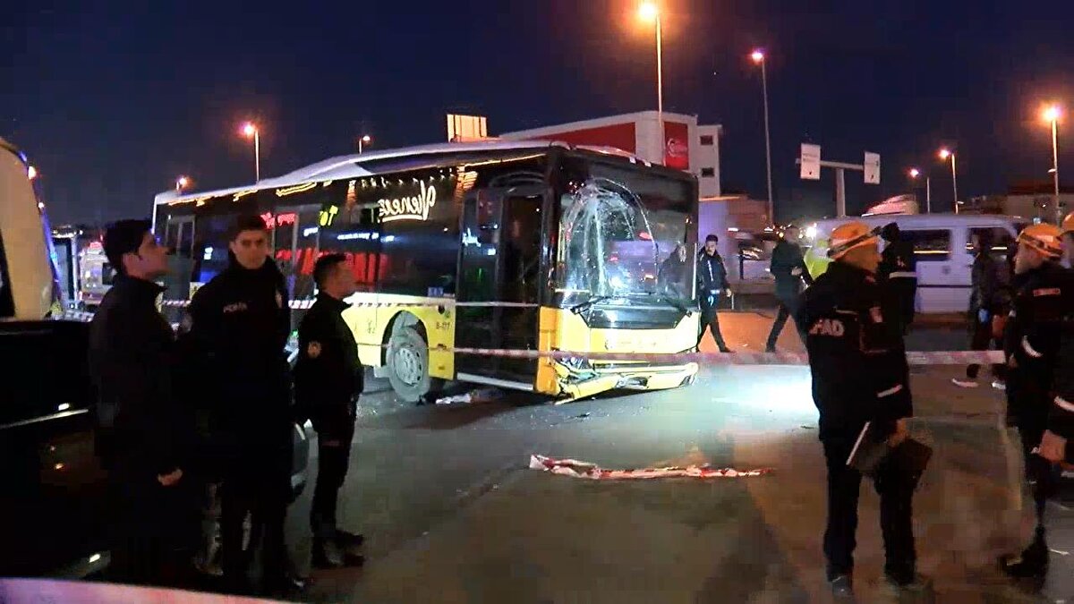 Otobüsün önce kaldırıma çıktığını aktaran Bahadır, daha sonra bir minibüse çarparak durduğunu anlattı.<br><br>