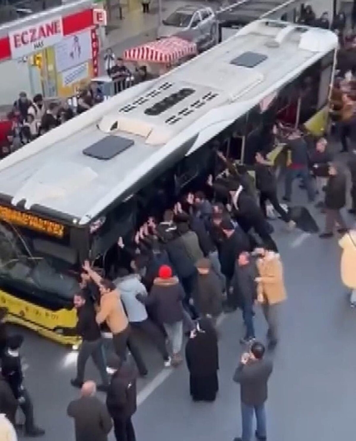 Otobüsün durmasının ardından ezilenleri kurtarmak için olay yerindeki vatandaşların otobüsü kaldırmak için çabaları da görüldü.