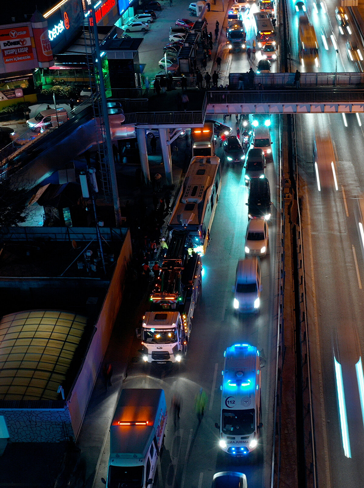 Alınan bilgiye göre, E-5 yan yol Metroport AVM önünde Sefer B. yönetimindeki 34 HY 8280 plakalı İETT otobüsü, kaldırıma çıkarak önce otobüs durağındaki yolculara, ardından bir minibüse çarptı.<br><br>