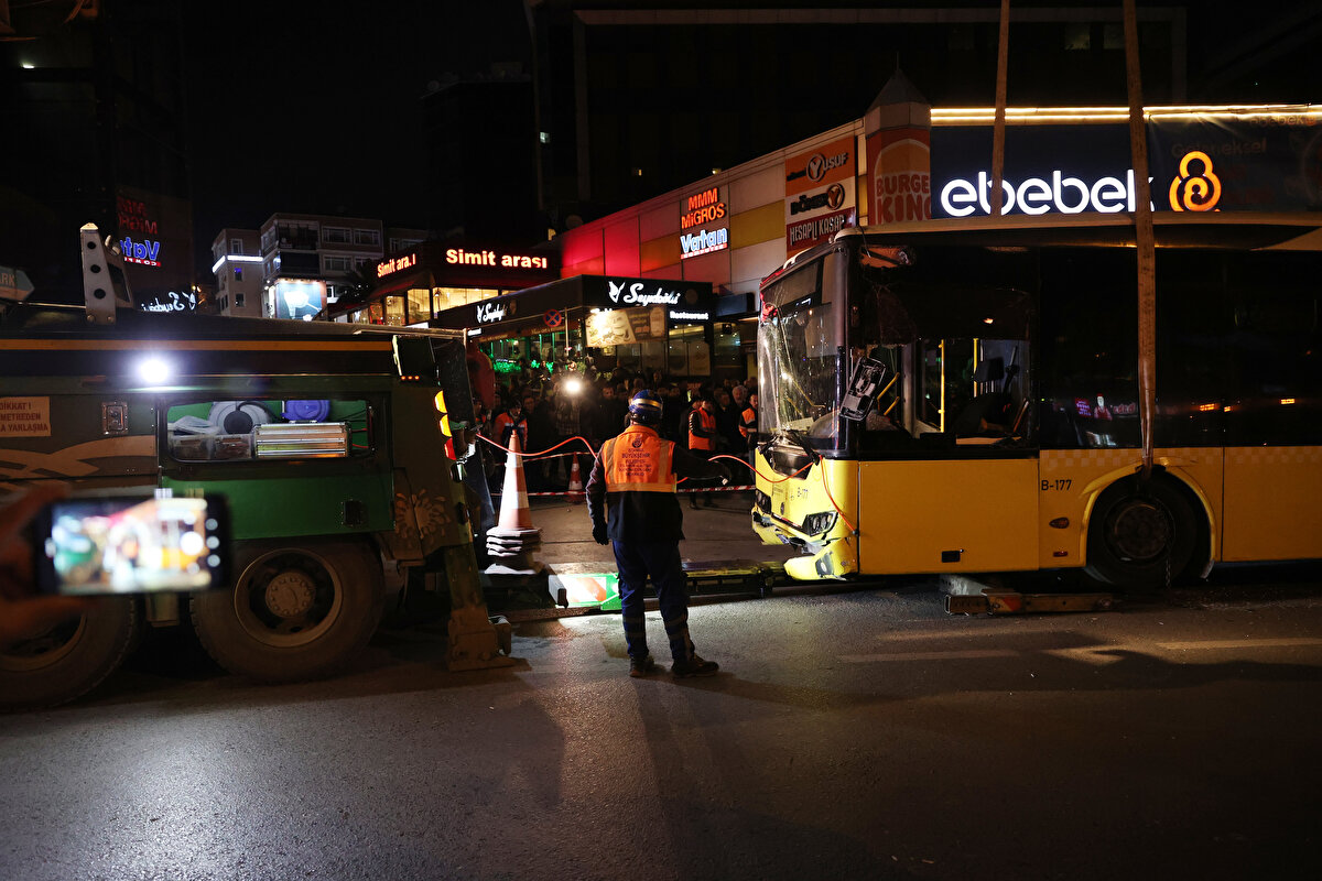 İstanbul Bahçelievler D-100 üzerinde İETT otobüsünün durağa girdiği kazada 1 kişi hayatını kaybetti, 5 kişi yaralandı.