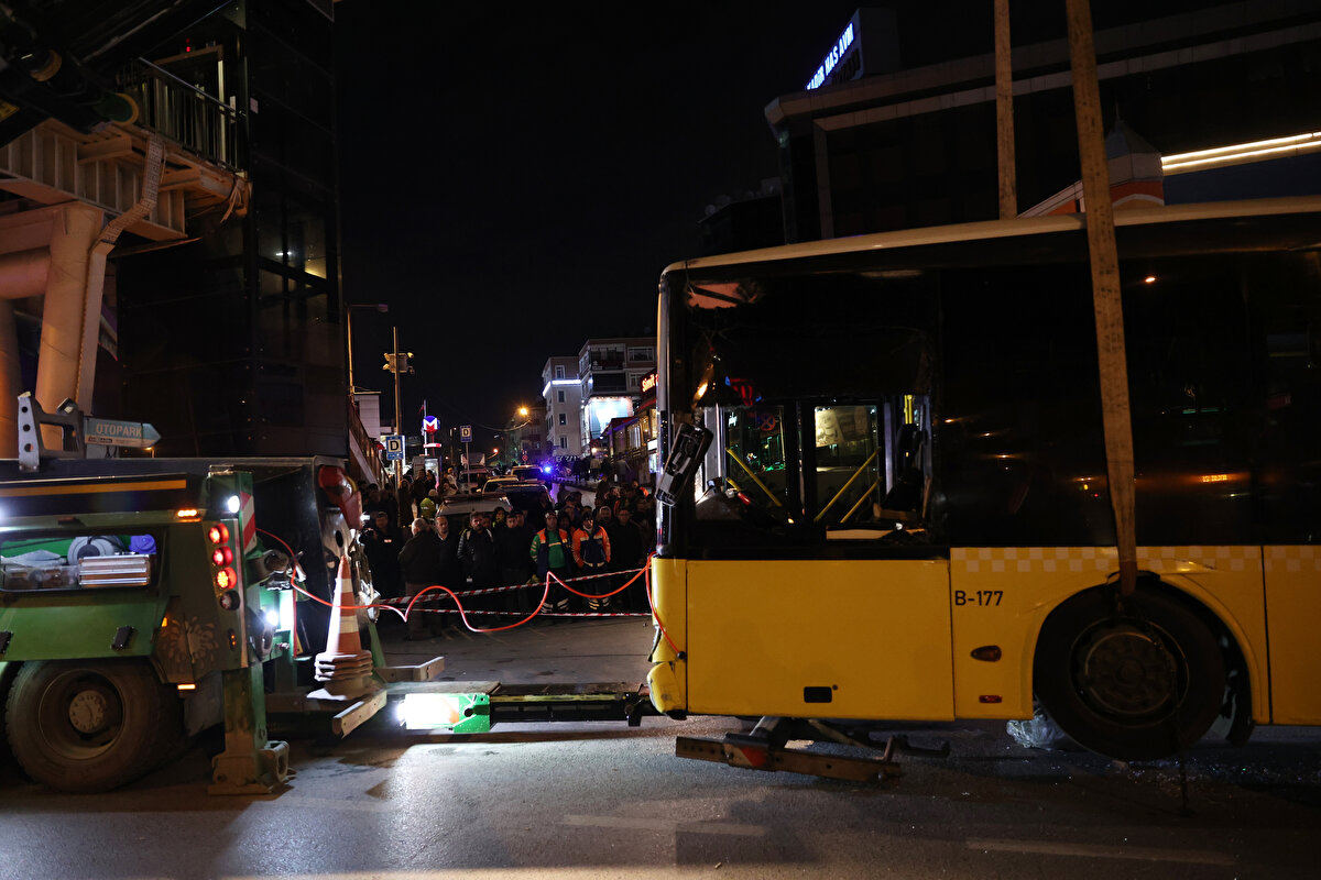 Otobüs sürücüsü Sefer B, gözaltına alınarak polis merkezine götürüldü. <br>