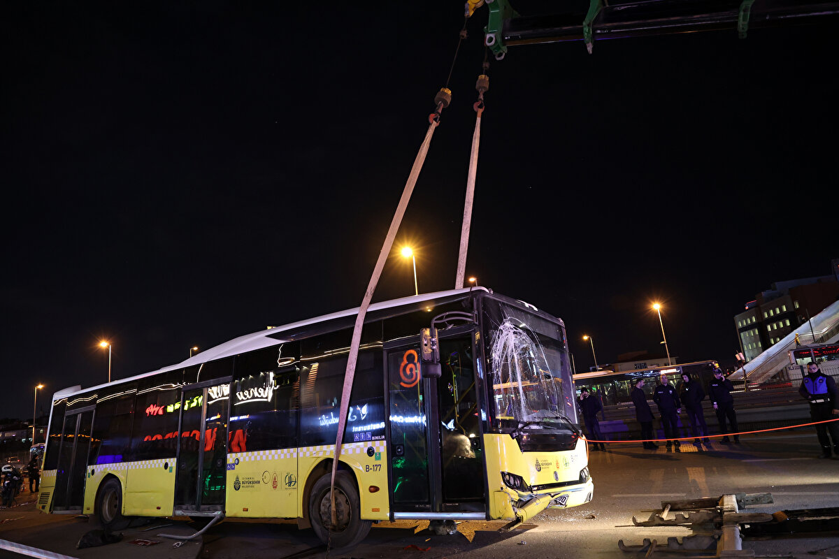 Ambulanslarla çevredeki hastanelere kaldırılan yaralılardan Rzayev'in durumunun ağır olduğu öğrenildi.<br>