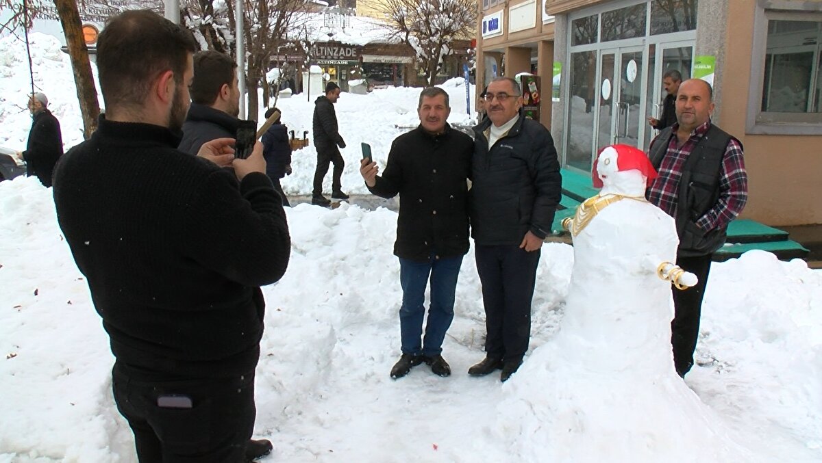 'Kardan gelin', bölgede ilgi odağı oldu. Kuyumcu Ekrem Akdaş, 'kardan gelin'i altın kolye ve bilezikler ile süsledi. 