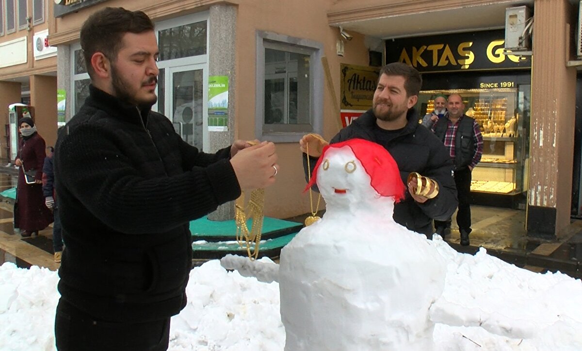 Saim Deniz, “Kuyumcu esnafımız, karı eğlenceye dönüştürerek 'kardan gelin' yapmış. 