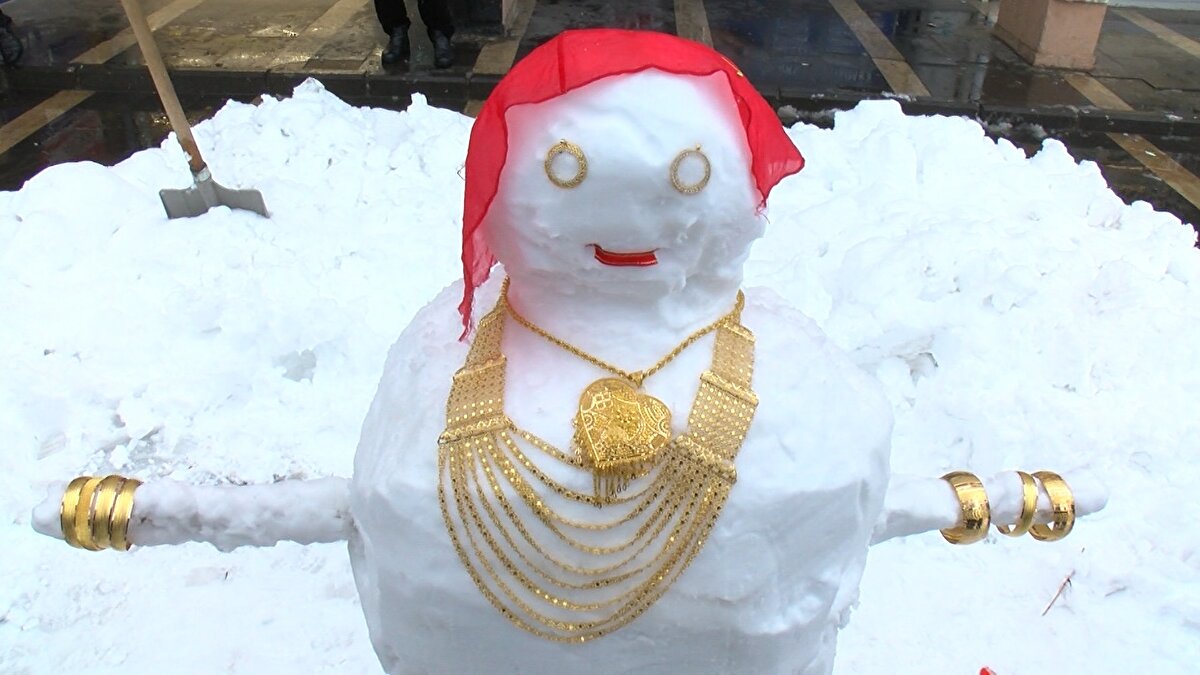 Belediye ekipleri, kalınlığı yaklaşık 50 santimetreye ulaşan karları temizlemek için uğraşırken, belediye ek hizmet binası altında iş yerleri bulunan kuyumcu esnafı da kardan adam yerine 'kardan gelin' yaptı.