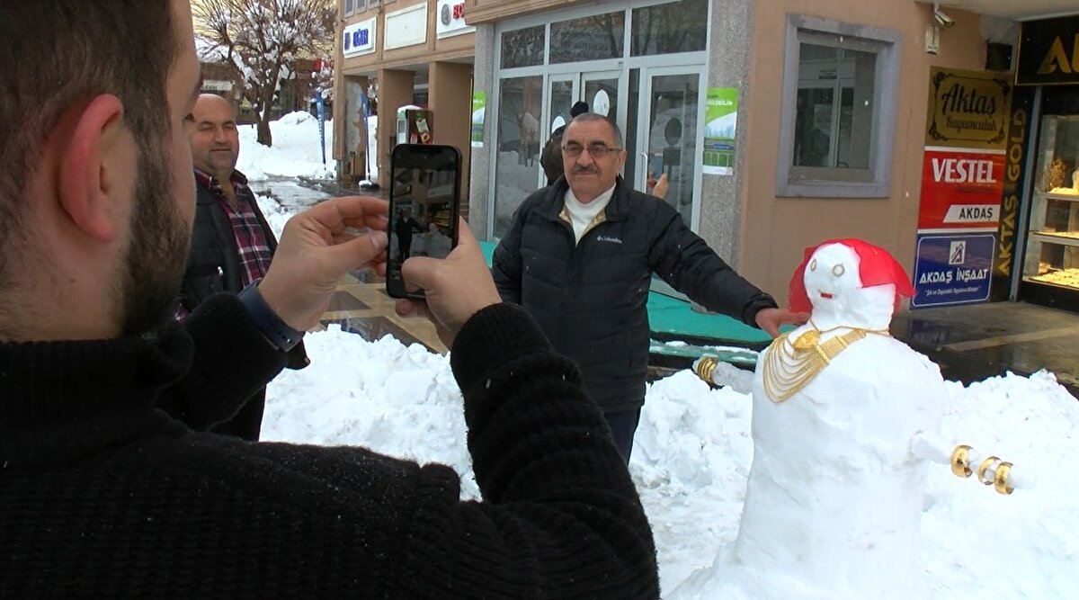 Muş'ta etkili olan kar yağışı, günlük yaşamı olumsuz etkilerken, eğlence aracı da oluyor. 