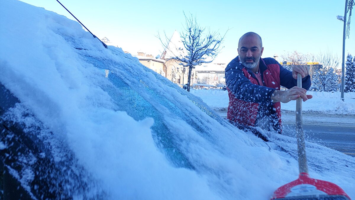 Erzurum'da 973, Erzincan'da 239, Muş'ta 136, Ağrı'da 131, Kars'ta 49, Iğdır'da 23 ve Ardahan'da ise 9 olmak üzere toplam 1511 köy yolu kapandı.