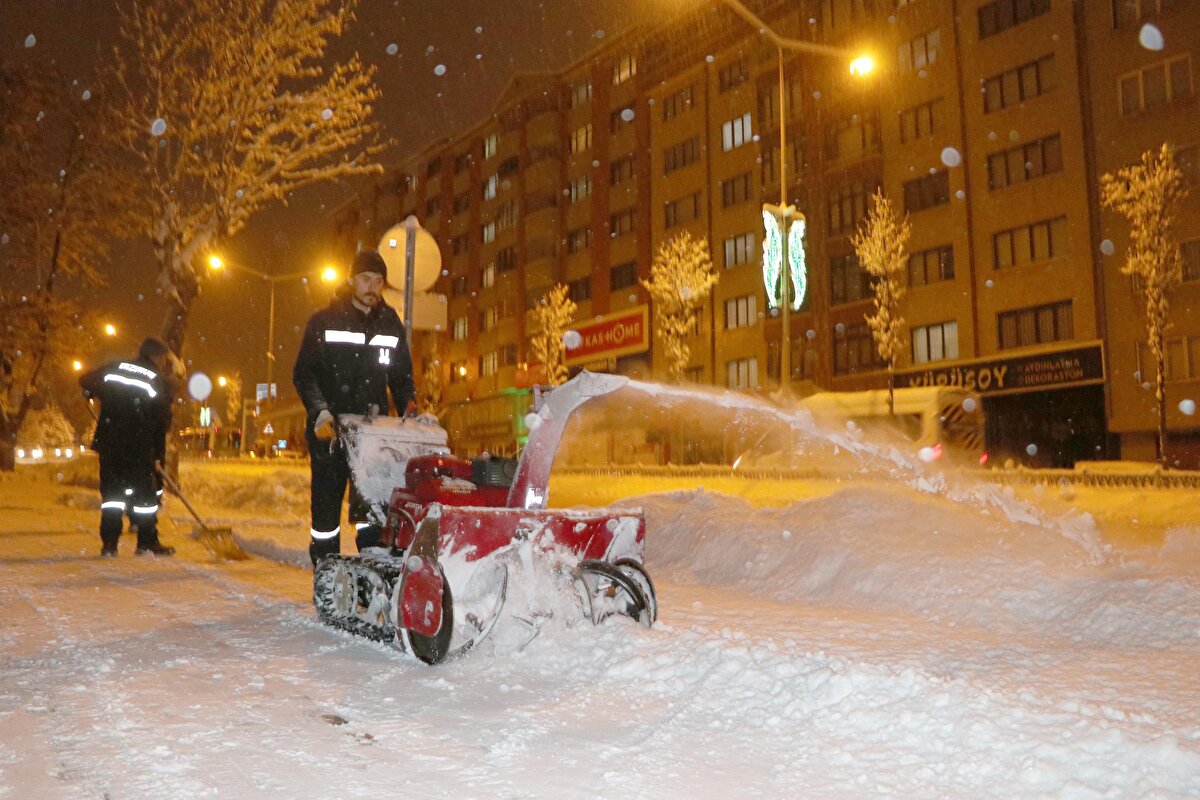 İl Özel İdare, Karayolları ve belediye ekipleri, kapalı yolların yeniden açılması için çalışmalarını aralıksız sürdürüyor. 