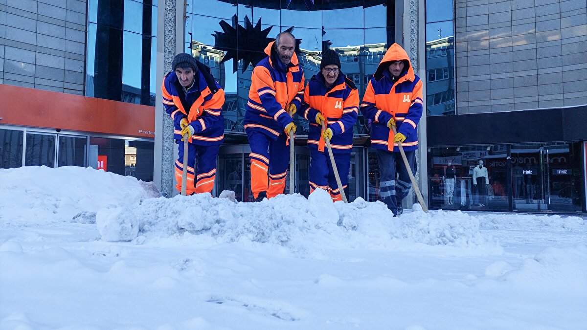 Kent merkezinde ise belediyeler temizlik çalışması yaptı.