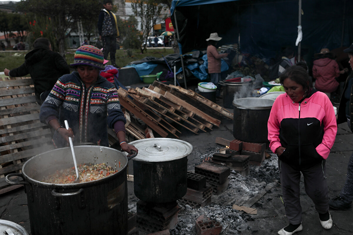 Temel ihtiyaçlarını karşılamak isteyen halk tedarik merkezlerinin yakınlarında çadırlarda kalırken, yemek ve diğer ihtiyaçlarını merkezden karşılıyor.