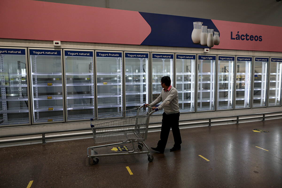 Yaklaşık bir aydır devam eden blokaj yakıt ve gıda tedariğinde aksamalara neden olurken vatandaşlar ile göstericiler arasında zaman zaman arbede yaşanıyor. 