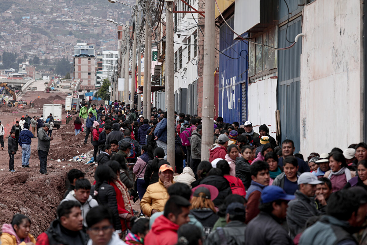 Hükümet karşıtı gösterilerin devam ettiği Peru'da grevler günlük hayatı aksatmaya başladı. Cusco kentinde grev ve protestolara devam eden göstericiler kentin büyük caddelerini kapattı. 