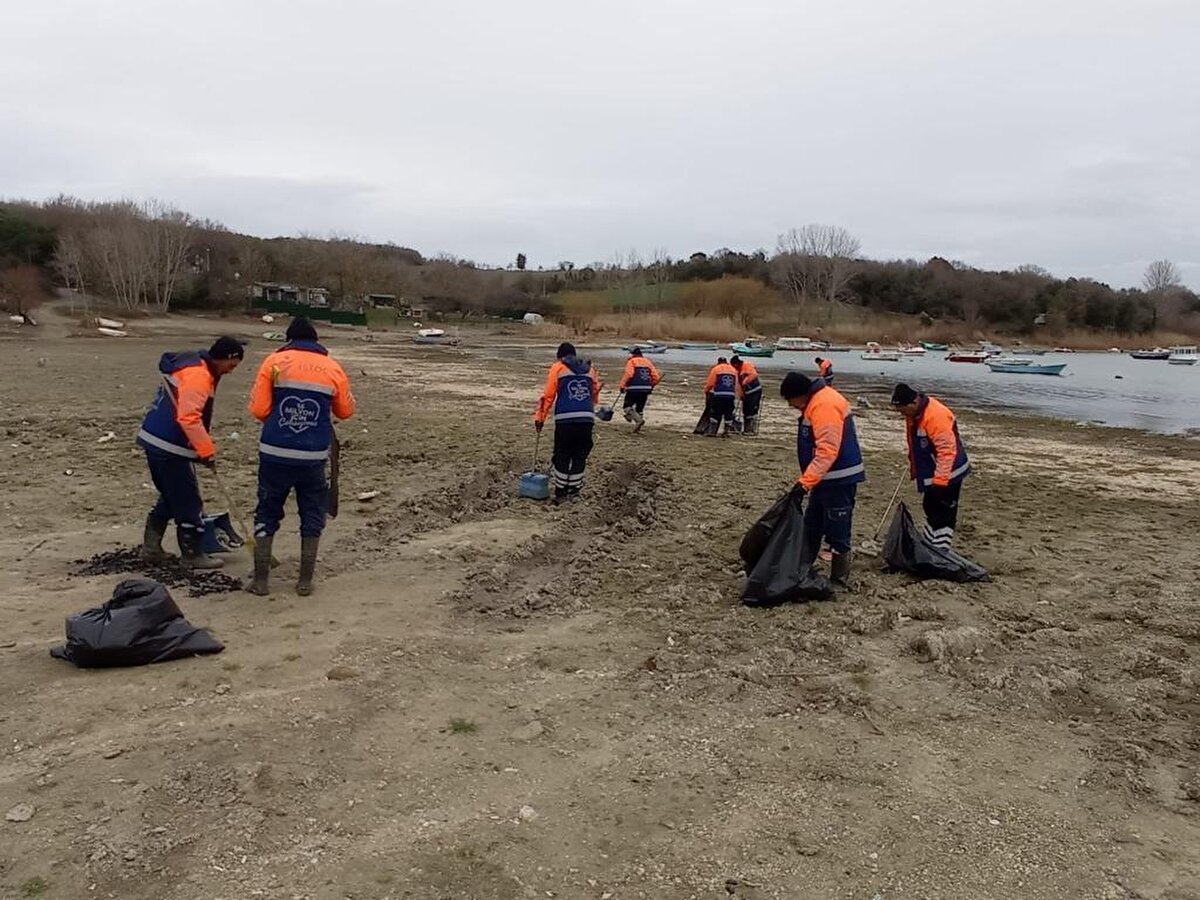 İstanbul`da ekipler, hava sıcaklığının mevsim normallerinin üzerinde seyretmesi ve yağışsız geçen ayların ardından barajlarda suyun azalmasıyla ortaya çıkan atıkları temizledi.<br>