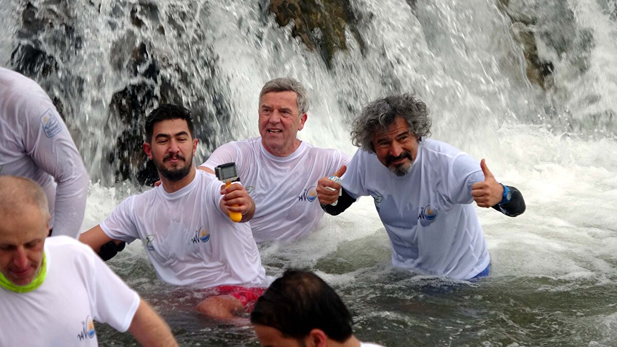 Yüzme etkinliği öncesi konuşan Van Gölü Aktivistleri Kurucu Başkanı Erdoğan Özel, Muradiye Şelalesi'nin kışın ayrı bir güzelliğe büründüğünü belirterek, “Amacımız, bölge turizmine dikkat çekmek. Ülkemizin birçok ilinden aramıza katılan arkadaşlarımız var. Her yıl burada Muradiye şelalesine girip yüzüyoruz, amacımız bu güzelliği yansıtırken, farkındalık oluşturmaktır. İstiyoruz ki; Van Gölü'nün önemli bir değeri olan şelale gezilsin. Bu güzelliği tüm Türkiye'ye, hatta tüm dünyaya gösterebilmek istiyoruz ve herkesi bu doğal güzelliği görmeye davet ediyoruz" diye konuştu.