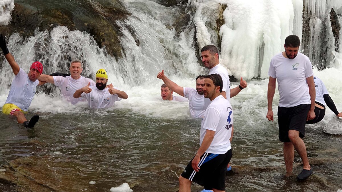 Etkinliğe katılan Muradiye Kaymakamı ve Muradiye Belediye Başkan Vekili Melih Akdoğan, "Bugün Van Gölü Aktivistleri Derneği üyeleri, ilimizin en güzel turizm değerlerinden olan Muradiye Şelalesi'nde eksi 15 derecede suya girdiler. Burada yüzdüler, çok güzel görüntülere sahne oldu. Aralarında Türkiye'nin farklı illerinden de gelenlerin bulunduğu 50 kişilik aktivist şehrimize geldiler. Kışın bu güzel ambiyansında suya girerek katkı sundular. Bize de Muradiye Belediyesi olarak onlara destek olmak düştü. İlimizin, ilçemizin ve şelalenin tanıtımına katkı sundukları için kendilerine teşekkür ediyoruz" dedi.