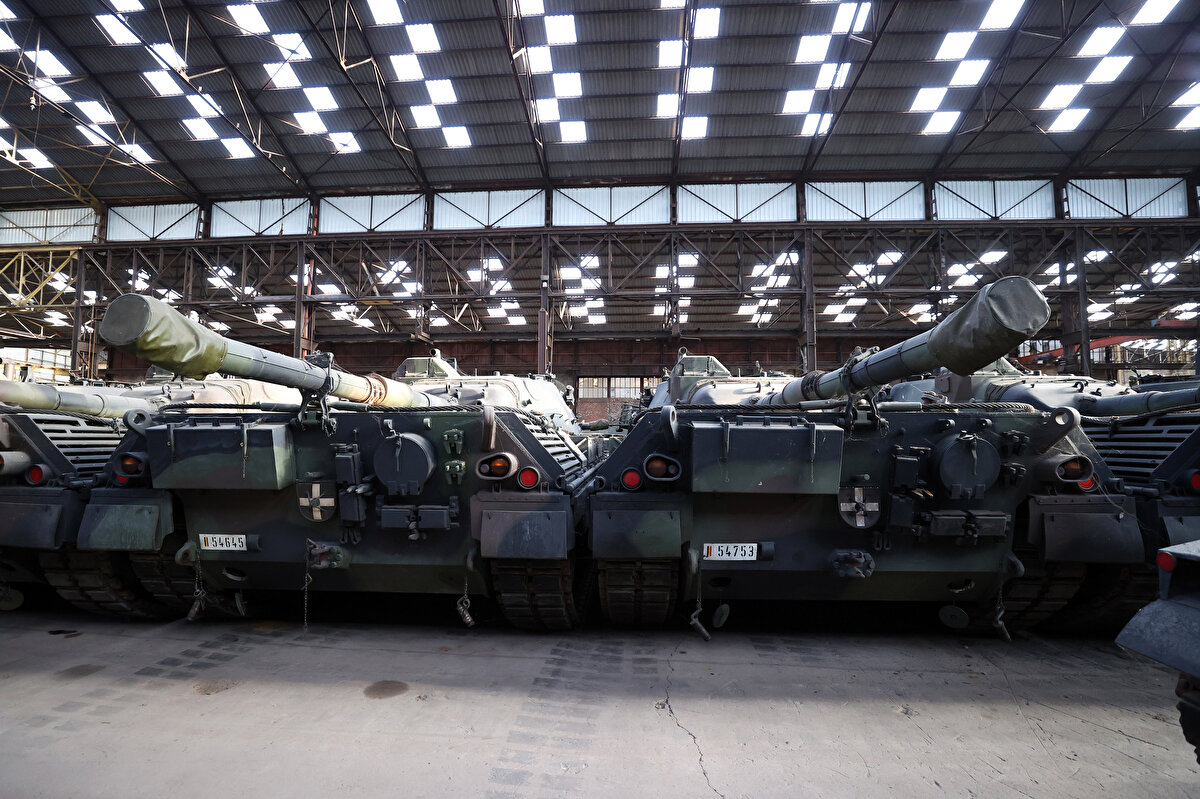 Ukraynalı bazı iş adamlarıyla askeri araçların bulunduğu depoyu da gezen Versluys, tankları Ukrayna'ya gönderebilmek için Belçika'nın yanı sıra üretici ülkeler Almanya ve Avusturya'nın vereceği ihracat iznine ihtiyaç duyuyor.<br><br>