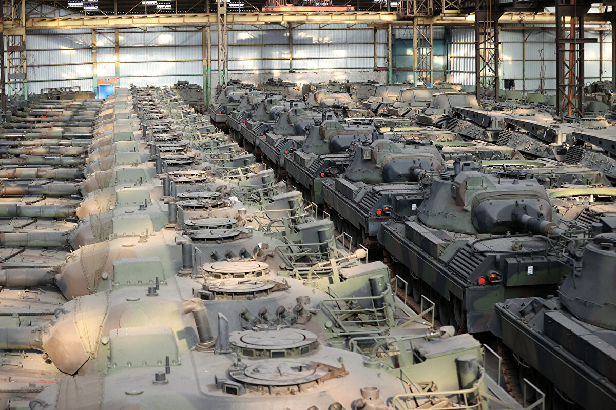 Versluys, "İngiltere 2 aylığına buraya 12 kişi gönderdi. Bu iki ay içinde telsizler, antenler gibi malzemelerle tamamen yenileyerek 48 zırhlı aracı hazırladık. Şu anda bunlar Ukrayna'daki savaşta kullanılıyor." şeklinde konuştu.<br><br>