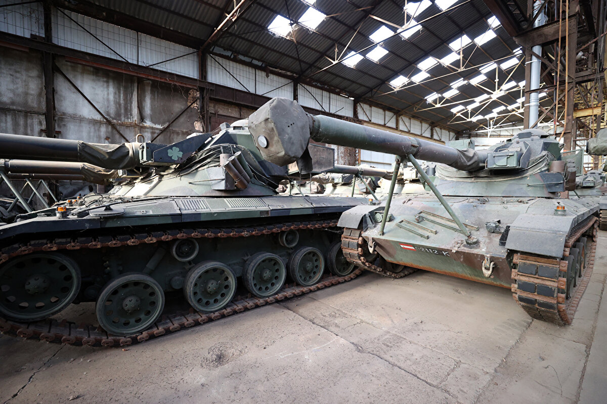 Belçika ordusu, yaklaşık 10 yıl önce paletli ağır tankları artık kullanmama kararı aldı ve kara unsurlarındaki Leopard 1 tanklarını "operasyonel olmadıkları" gerekçesiyle emekliye ayırdı. Bunun üzerine tanklar şu anda adı OIP Land Systems olan Belçikalı savunma sanayi alanında faaliyet gösteren şirkete geçti.<br><br>