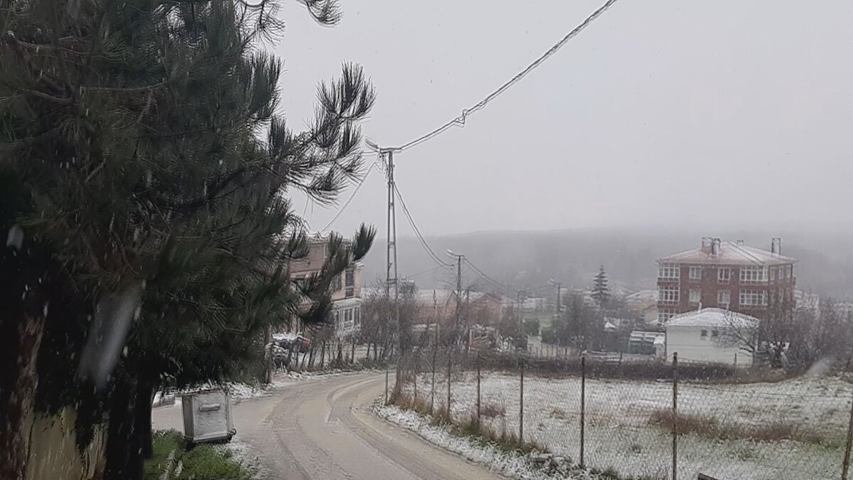 Açıklamada, "Avrupa yakası ile şehrin yüksek kesimlerinde zaman zaman kuvvetli kar şeklinde olacağı tahmin ediliyor. Ulaşımda aksamalar, yüksek kesimlerde buzlanma ve don olayı, kuvvetli rüzgarla birlikte tipi şeklinde kar yağışı gibi olumsuzluklara karşı dikkatli ve tedbirli olunmalıdır" denildi.<br><br>