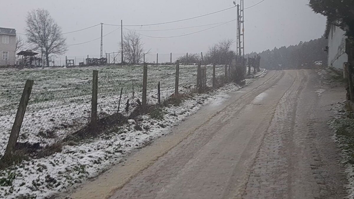 VALİ YERLİKAYA'DAN FIRTINA UYARISI<br><br>İstanbul Valisi Ali Yerlikaya, kentte beklenen olumsuz hava koşulları nedeniyle vatandaşlara uyarılarda bulundu.<br><br>Meteorolojik verilere işaret eden Yerlikaya, "Lütfen ulaşımda aksama, çatı uçması, ağaç devrilmesi gibi olumsuzluklara karşı tedbirli olalım." dedi.<br><br>Vali Yerlikaya,bir önemli uyarısının da motosiklet sürücüleri ve motokuryelere olduğunu belirterek, beklenen kuvvetli fırtına nedeniyle köprü geçişlerindeki olumsuzluklara karşı dikkatli olunmasını istedi.