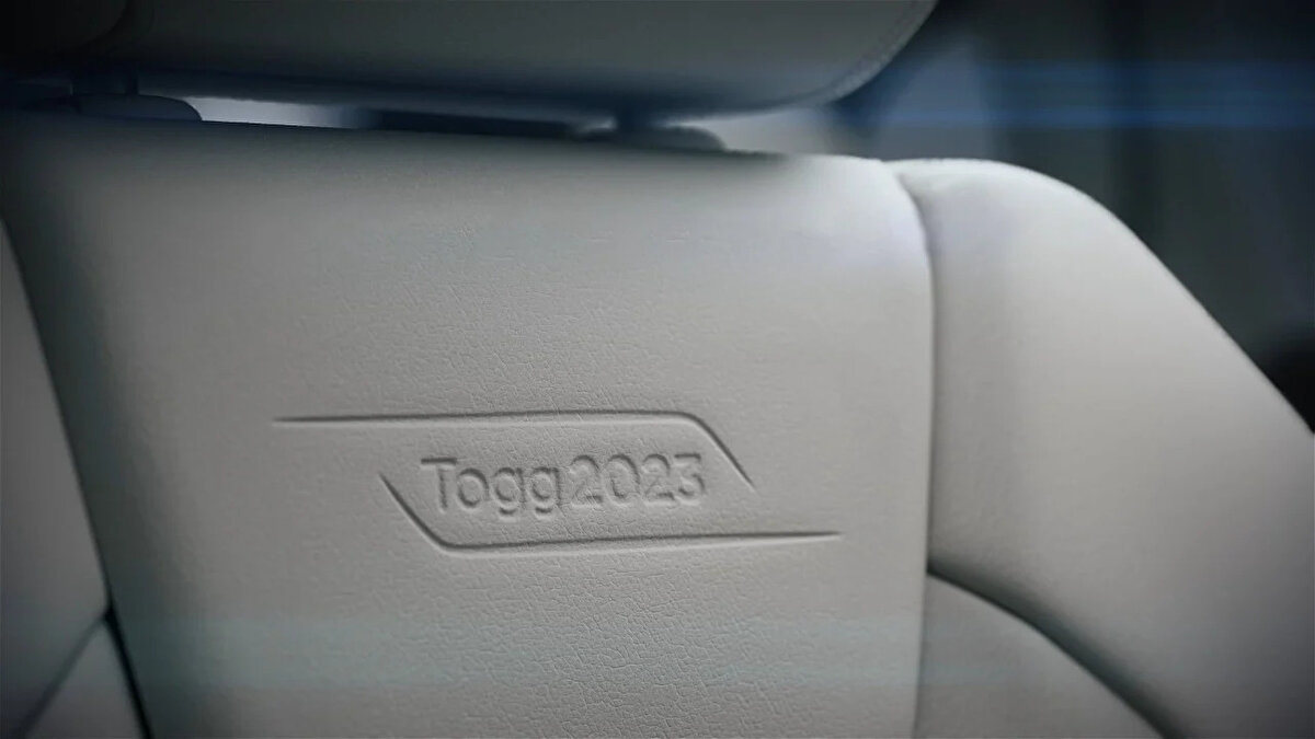 NFT NUMARALARI ARAÇLARA İŞLENECEK<br>Açık artırma yoluyla NFT satın alanlar, bu numaranın işlendiği Akıllı Cihaz için de ön sipariş verme hakkını almış olacaklar.<br><br>Örneğin 1923 numaralı NFT’yi satın alan bir kullanıcı bu numaranın; ön dekoratif panel üstüne, akıllı cihaz anahtarına ve bagaj kapağı üzerine işlendiği özel seri Togg Akıllı Cihaz için ön sipariş verip öncelikli teslim edilecek bu özel seriden ilgili numaralı akıllı cihazın sahibi olabilecek. Bu akıllı cihazların koltukları da seri üretimden farklı olarak “100. Yıl Özel Seri” amblemi işlenmiş şekilde üretilecek.