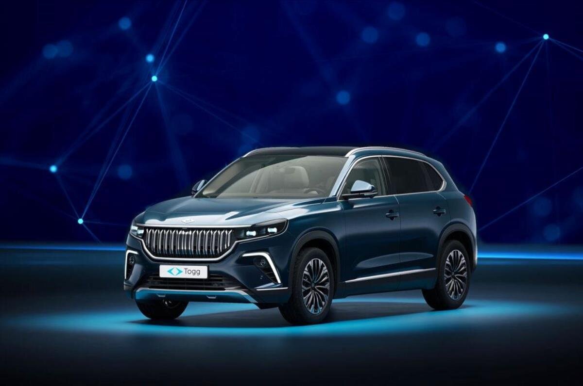 Nadirlik türlerine göre “normal”, “nadir”, “çok nadir” ve “en nadir” olarak belirlenen NFT’ler, “100. Yıl Özel Seri Akıllı Cihazları” daha önce teslim alma imkanı da sunacak. Bu NFT’lerin 01 ile 100 arasında olanları en nadir, 101-250 arasında olanlar çok nadir, 250-999 arasında olanlar nadir, 1000-2023 arasında olanları ise normal olarak gruplandırıldı. Togg NFT satışından elde edeceği geliri “100. Yıl Özel Seri” NFT koleksiyonunu oluşturan iki sanatçısıyla paylaşacak ve gelecekte yeni dijital sanatların oluşturulmasında kullanacak.<br><br>Buna göre;<br><br>1000-2023 arası normal NFT’ler  10 Avax<br><br>250-999 arası nadir NFT’ler  15 Avax<br><br>101-250 arası çok nadir NFT’ler  20 Avax<br><br>01-100 arası en nadir NFT’ler  30 Avax’tan <br><br>başlayan fiyatlarla açık artırmaya sunulacak. <br><br>(CoinMarketCap'a göre, 1 Avax=394 TL)