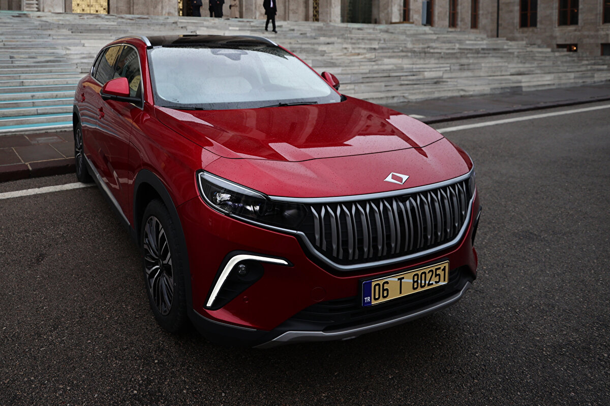 ÖZEL SERİNİN TESLİMAT SIRALAMASINI BELİRLEYECEK<br>1’den 2023’e kadar numaralanmış olan NFT’ler, 100. Yıl Özel Seri Togg Akıllı Cihazları için ön siparişe katılma hakkı ile özel seri Akıllı Cihazların teslimatına ilişkin sıralamayı da belirleyecek. Örneğin 01 numaralı NFT’yi satın alan bir kullanıcı, teslim edilmeye başlandığında 100. Yıl Özel Seri Togg Akıllı Cihazını ilk sırada teslim alacak.